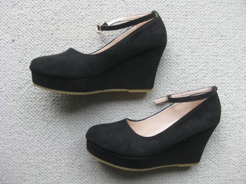 Schwarze keilpumps mit - schwarze,
